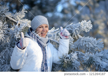 Portrait of beautiful woman posing in winter park 121264187