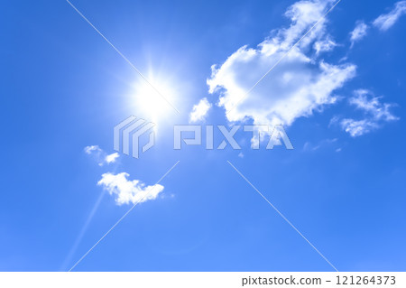夏天的天空陽光與雲彩橫濱 夏天的天空陽光與雲彩橫濱 121264373