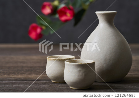 清酒圖像 清酒瓶和 choko 清酒套裝 清酒圖像 清酒瓶和 choko 清酒套裝 121264685