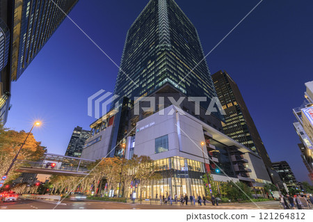 大阪梅田的夜景（大阪府大阪市北區梅田） 121264812
