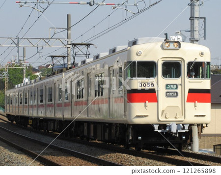 陽光明媚的日子，山陽電鐵3050系列S特快列車在山陽電鐵本線行駛 121265898