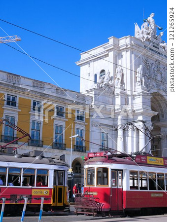 里斯本的紅色電車（葡萄牙） 121265924