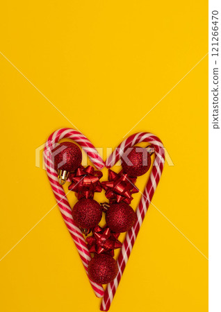 Christmass flatlay heart lined with Christmas lollipops and decorated with Christmas tree toys Christmass flatlay heart lined with Christmas lollipops and decorated with Christmas tree toys 121266470