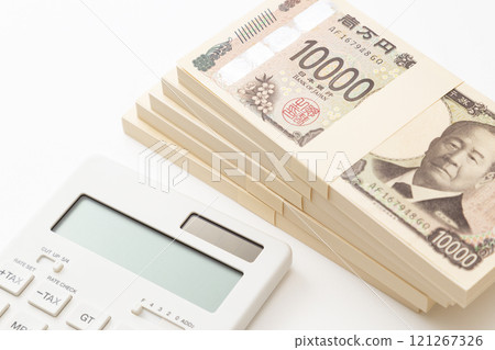 500萬日圓和白色背景上的計算器 500萬日圓和白色背景上的計算器 121267326