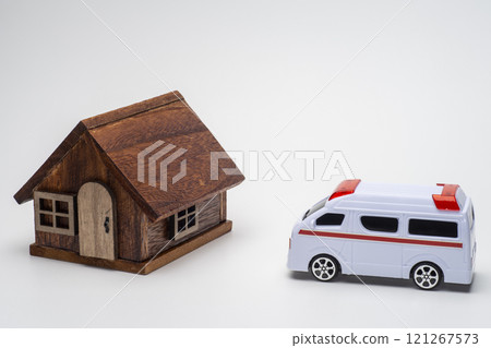 Image of an ambulance rushing to a house 121267573