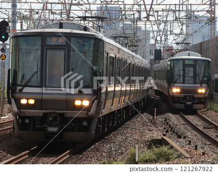 A battle between two 223 series trains running side by side! Rapid train to Aboshi (V18) and section rapid train to Shin-Sanda (MA12) 121267922