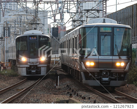 開往加古川（I13）方向的225系列快速列車與開往新三田（MA11）方向的223系快速列車的並行戰鬥 121267923