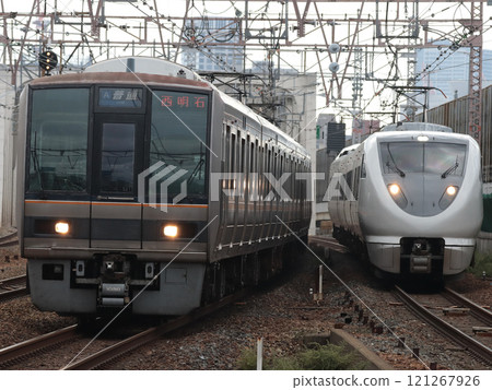 A battle between the 207 series local train bound for Nishi-Akashi (S21) and the 289 series express train Kounotori No. 3 (FG403) running side by side 121267926