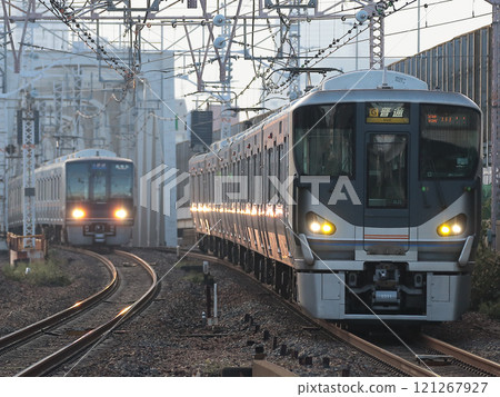 207系普通往西明石方向(S52)與225系普通往筱山口方向(ML03)並行運行戰鬥_塚本站 207系普通往西明石方向(S52)與225系普通往筱山口方向(ML03)並行運行戰鬥_塚本站 121267927