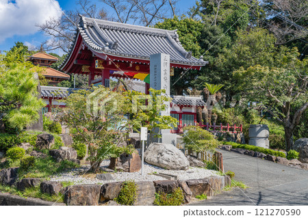 The main hall of Kongoji Temple at Mitani Kobosan in Gamagori City stands out against the blue sky (Aichi Prefecture) The main hall of Kongoji Temple at Mitani Kobosan in Gamagori City stands out against the blue sky (Aichi Prefecture) 121270590