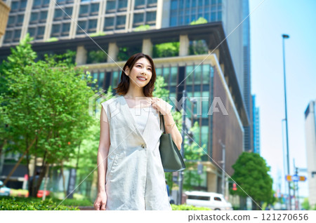 時尚的商務女性通勤 121270656