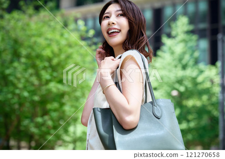 Stylish business woman commuting Stylish business woman commuting 121270658