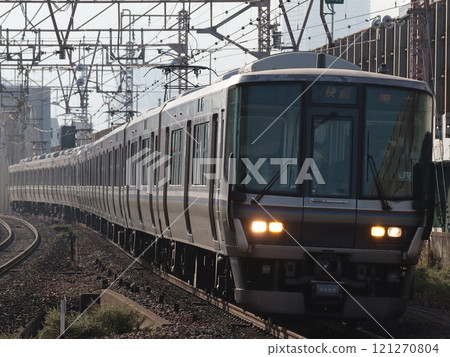 223系列2000號快速列車經過塚本站，開往網幹（J2） 121270804