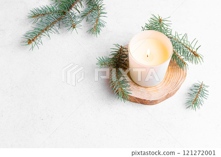 Scented candle in white glass and fir twigs 121272001