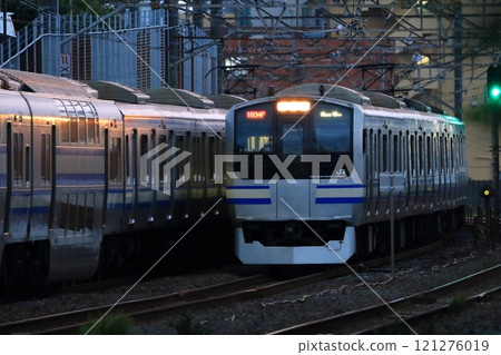 總武快速線列車在黃昏時沿線來來往往 121276019