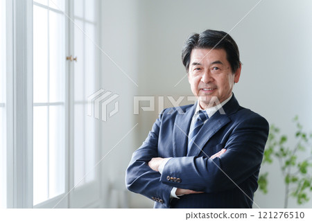 在辦公室工作的商人 121276510