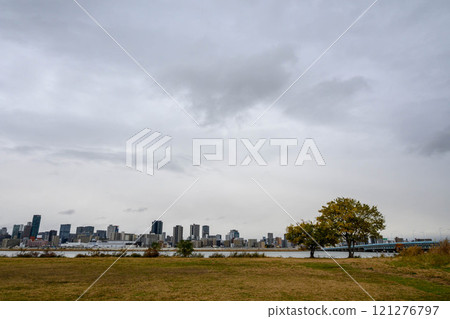 從大阪淀川河床看對岸的梅田摩天大樓 從大阪淀川河床看對岸的梅田摩天大樓 121276797
