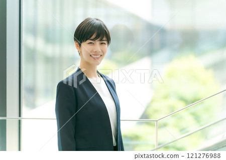 微笑的年輕女商人 121276988