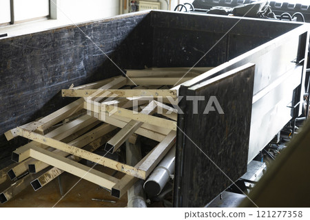 拆除現場的廢料 121277358