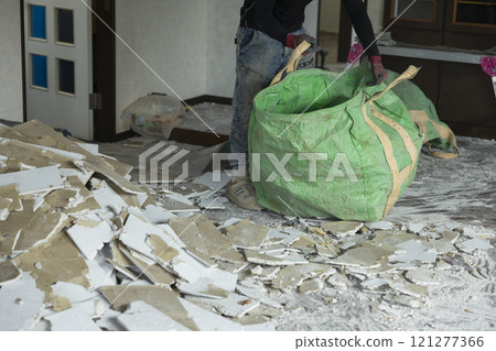 拆除現場的廢料 121277366