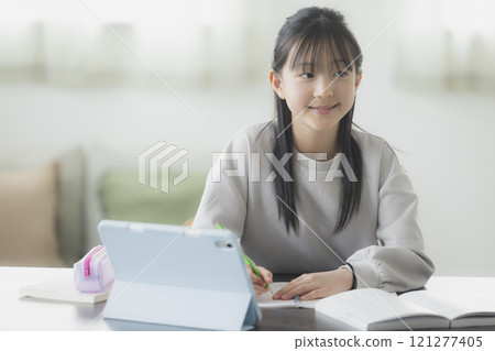 小學生在平板電腦上學習 121277405