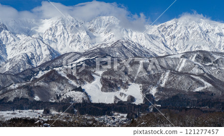北阿爾卑斯山脈和滑雪勝地遠景長野縣白馬村 北阿爾卑斯山脈和滑雪勝地遠景長野縣白馬村 121277457