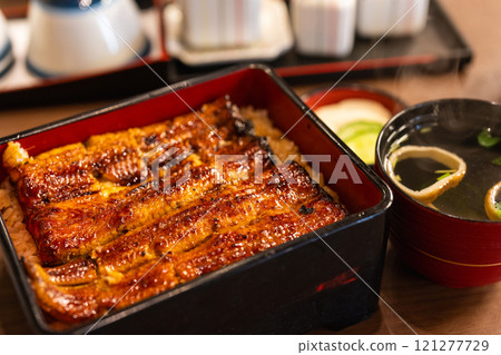 肥美有光澤的鰻魚 肥美有光澤的鰻魚 121277729