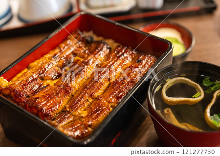 肥美有光澤的鰻魚 肥美有光澤的鰻魚 121277730