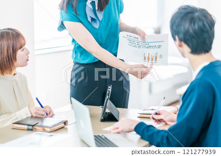 解釋圖表分析的女商人，不露面 121277939