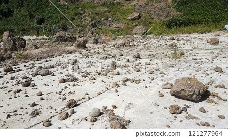 能登半島地震的受災狀況（石川縣輪島市開曾海灘附近地震引發的山崩） 121277964
