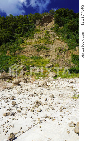 能登半島地震的受災狀況（石川縣輪島市開曾海灘附近地震引發的山崩） 121277965