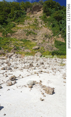 能登半島地震的受災狀況（石川縣輪島市開曾海灘附近地震引發的山崩） 121277966