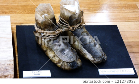 The wonderful Upopoy born on the shores of Lake Poroto 121278052