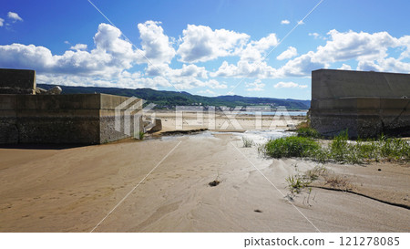 Damage caused by the Noto Peninsula earthquake (State of the port caused by uplift near Kaiso Beach in Wajima City, Ishikawa Prefecture) 121278085