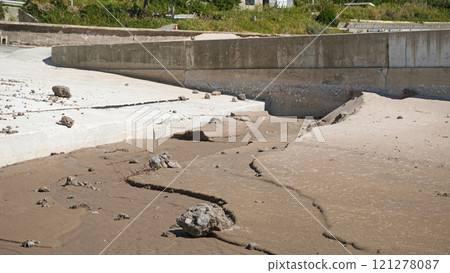 Damage caused by the Noto Peninsula earthquake (State of the port caused by uplift near Kaiso Beach in Wajima City, Ishikawa Prefecture) 121278087
