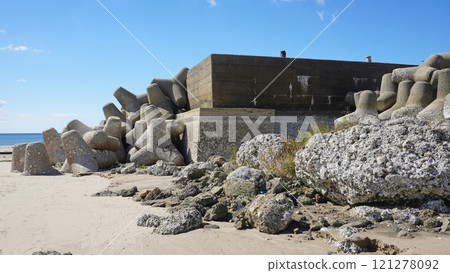 Damage caused by the Noto Peninsula earthquake (State of the port caused by uplift near Kaiso Beach in Wajima City, Ishikawa Prefecture) 121278092