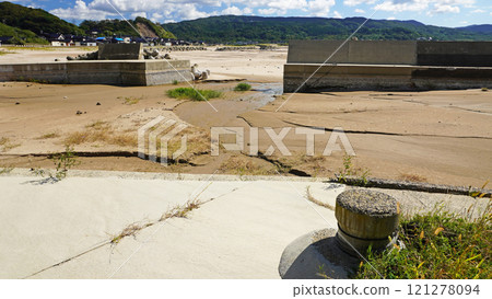 Damage caused by the Noto Peninsula earthquake (State of the port caused by uplift near Kaiso Beach in Wajima City, Ishikawa Prefecture) 121278094