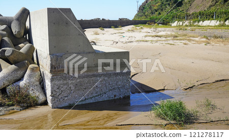 能登半島地震的受災狀況（石川縣輪島市海曾海岸附近隆起造成的港口狀況） 121278117