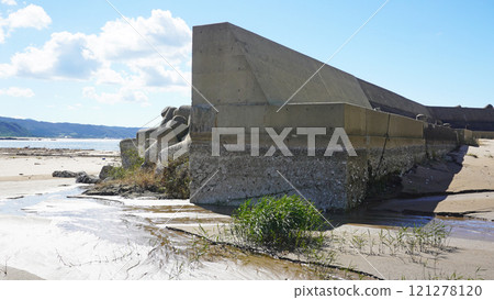能登半島地震的受災狀況（石川縣輪島市海曾海岸附近隆起造成的港口狀況） 121278120