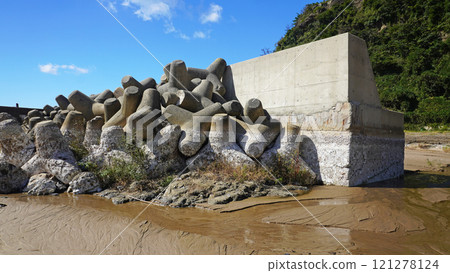 Damage caused by the Noto Peninsula earthquake (State of the port caused by uplift near Kaiso Beach in Wajima City, Ishikawa Prefecture) 121278124