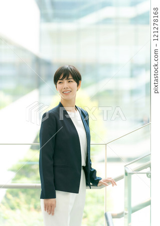 微笑的年輕女商人 121278168