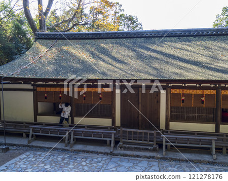 A chief priest sweeping the corridor of Ujigami Shrine 121278176