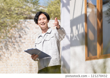 一名商人在建築工地工作 121278432
