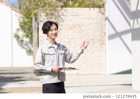 一名商人在建築工地工作 121278435