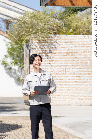 一名男子在建築地盤工作 121278436