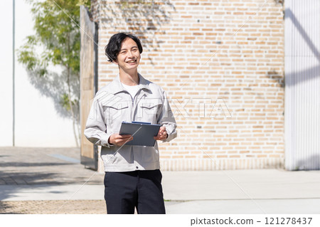 一名商人在建築工地工作 121278437