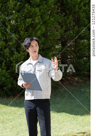 一名商人在建築工地工作 121278438