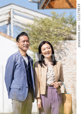 Middle-aged couple, real estate, senior couple 121278614