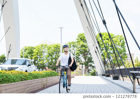 騎自行車的一個年輕人 121278778