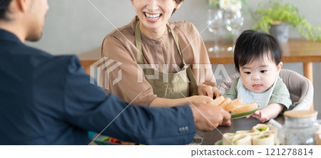 一對夫婦給他們的寶寶餵嬰兒食品 121278814